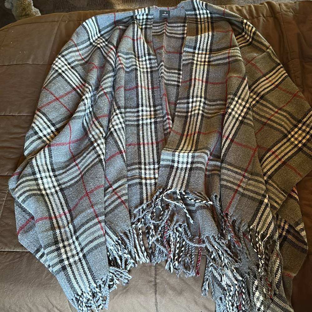 V. FRAAS Plaid Drapey Blanket Poncho